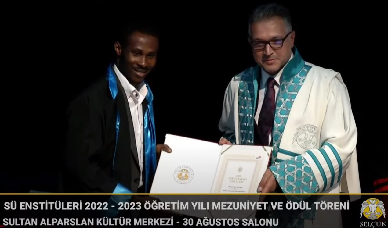 Selçuk Üniversitesi 2022 – 2023 öğretim yılı doktora ve yüksek lisans mezunları, 12.07.2023 tarihinde, 7 enstitünün birlikte düzenlediği “Mezuniyet ve Ödül Töreni”nde cübbelerini giydi.